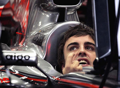 Fernando Alonso, en actitud relajada en el 'box' de McLaren