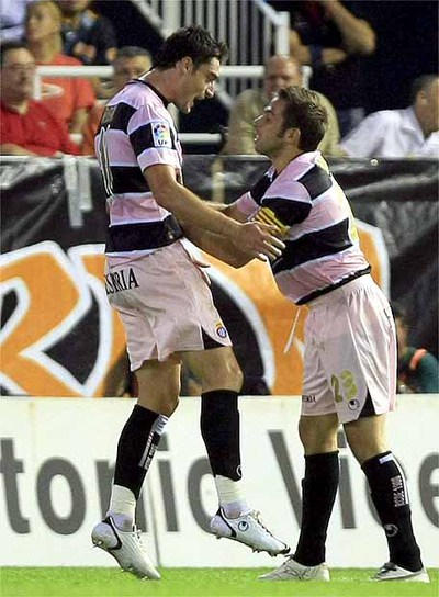 Tamudo y Riera celebran el primer gol del Espanyol ante el Valencia
