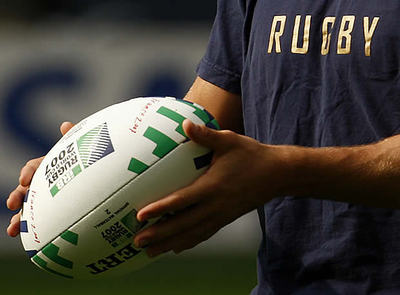 El inglés Jonny Wilkinson sostiene un balón