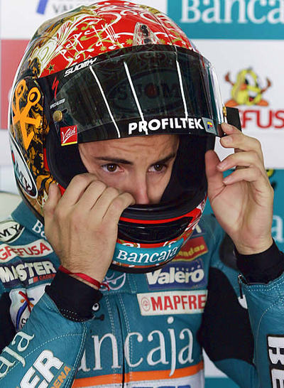 Héctor Faubel se pone el casco en 'boxes'