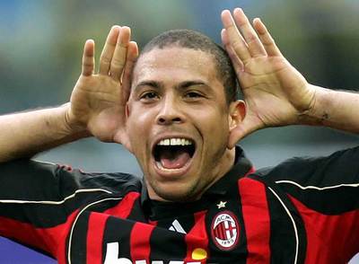 Ronaldo celebra un gol con el Milan.