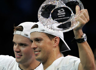 Bob y Mike Bryan recogen el trofeo de dobles del Masters Series de Paris