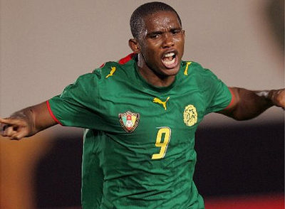 Samuel Eto'o celebre un gol con su selección