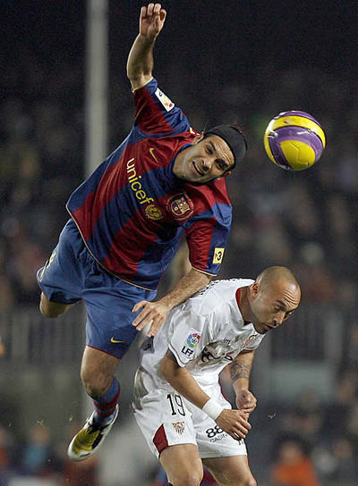 Márquez y el uruguayo Chevantón pugnan por un balón aéreo