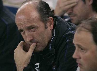 Miguel Ángel Lotina, el entrenador de la Real Sociedad, pensativo en el banquillo.
