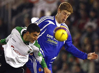 Iván disputa un balón con el zaragocista Sergio