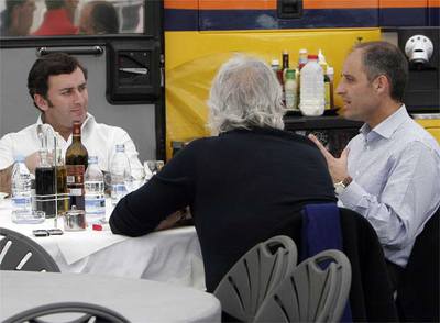 Alejandro Aga, junto con Briatore, de espaldas y Camps