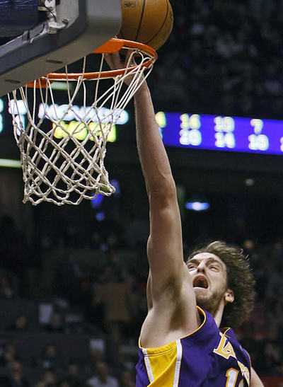 Pau Gasol hace un mate en el partido contra los Nets.