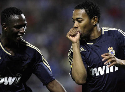 Robinho festeja uno de los goles ante el Recreativo con Diarra.