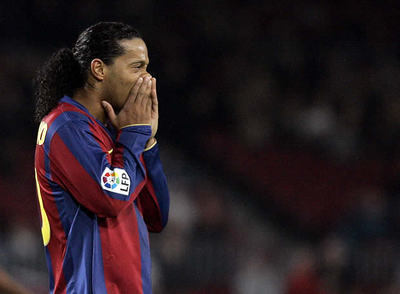 Ronaldinho se lamenta durante el partido contra el Villarreal.