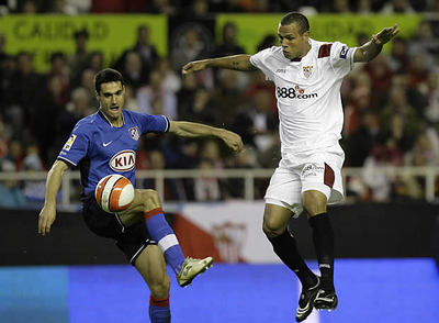 Luis Fabiano disputa un balón con Pablo en el partido correspondiente a la jornada anterior.