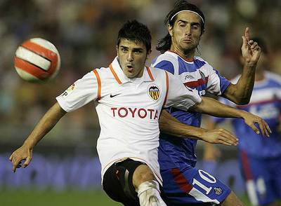 Villa intenta controlar el balón ante el acoso de De la Red en un partido correspondiente a esta temporada.
