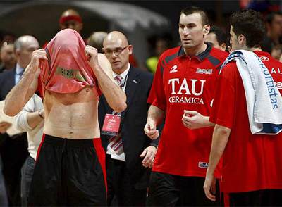 Los jugadores del Tau lamentan la derrota ante el CSKA