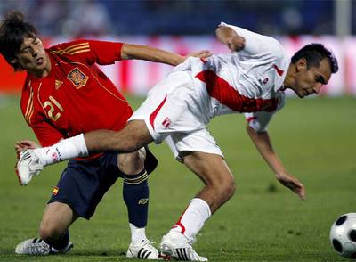 David Silva pelea un balón con el peruano Reiner Torres