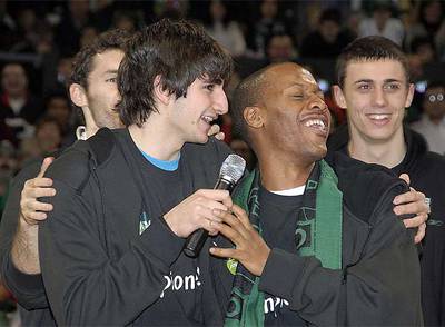 Rudy Fernández celebra con sus compañeros el triunfo de su equipo en Copa del Rey