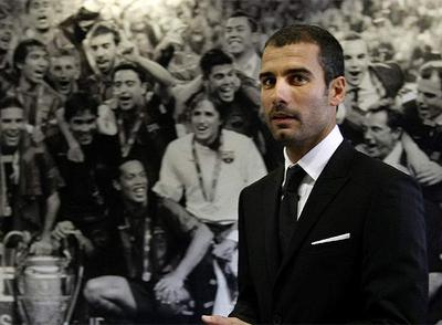 Guardiola posa ante la fotografía del triunfo en Liga de Campeones en 2006 del equipo comandado por Ronaldinho