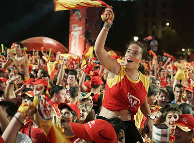 'Los naranjitos' se echan a las calles de Madrid para celebrar el triunfo de la selección