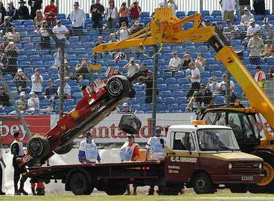 El monoplaza de Felipe Massa, tras impactar contra las protecciones