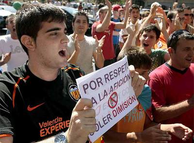 Parte de la afición del Valencia se manifiesta contra Juan Soler y Vicente Soriano en las puertas de Mestalla