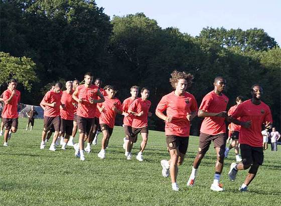 Puyol, Eto'o y Keita corren con el resto de integrantes del equipo en segundo término.