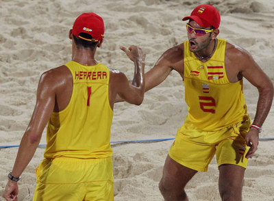 La pareja española de voley playa, Mesa y Herrera, celebra un tanto ganado al dúo austriaco.