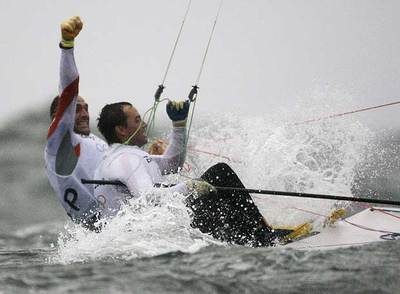 Xabi Fernández e Iker Martínez celebran su primer puesto en la regata de ayer.