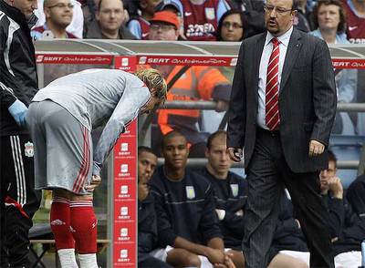 El delantero español sufrió un fuerte pinchazo en la parte posterior del muslo. En la imagen, Benítez se preocupa por el estado del ariete.