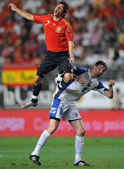 David Villa disputa pelea por el esférico con el bosnio Damjanovic.