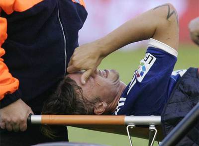 Guti es retirado del terreno de juego de El Sardinero entre evidentes gestos de dolor.