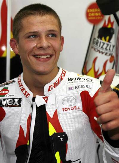 El piloto alemán Brandl, vencedor en la categoría de 125 c.c. en el circuito japonés de Motegi