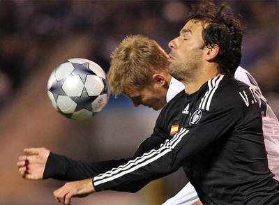 Van Nistelrooy lucha por el balón