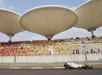 El asturiano rueda durante los entrenamientos celebrados en Shanghai