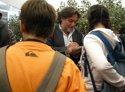 El ex seleccionador de baloncesto Pepu Hernández firma autógrafos a los aficionados del Masters