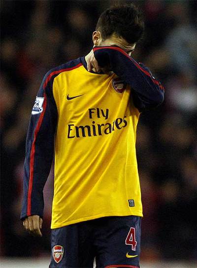 Cesc se lamenta durante el partido.