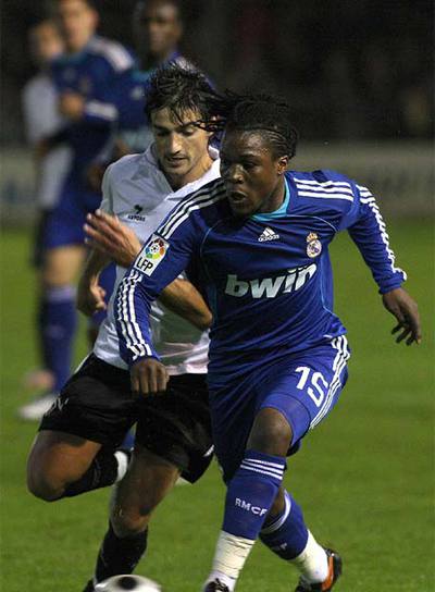 Drenthe disputa un balón en el partido de ida.