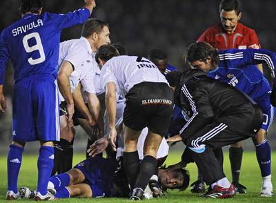 De la Red es asistido en el campo del Real Unión tras sufrir un desvanecimiento el 30 de octubre.