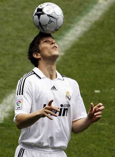 Huntelaar hace malabarismos con la pelota durante su presentación.