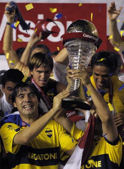 La plantilla de Boca Juniros celebra su triunfo en el Torneo Apertura 2008