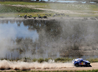 Carlos Sainz pilota su Wolkswagen durante la etapa de hoy.