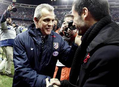 Javier Aguirre saluda a Pep Guardiola en el partido de Copa del Rey