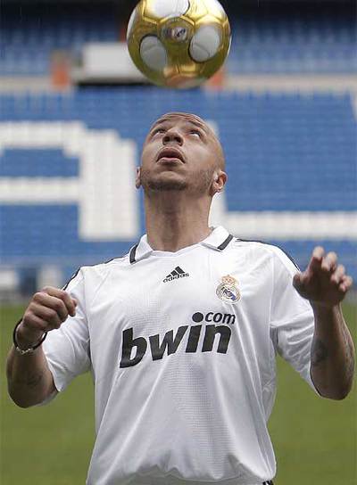 Faubert hace malabarismos con el balón durante su presentación como nuevo jugador del Real Madrid.