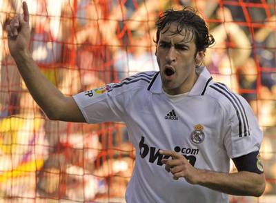 Raúl celebra su gol histórico