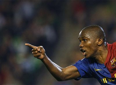 Eto'o celebra su segundo gol frente al Betis dedicándoselo a Guardiola.