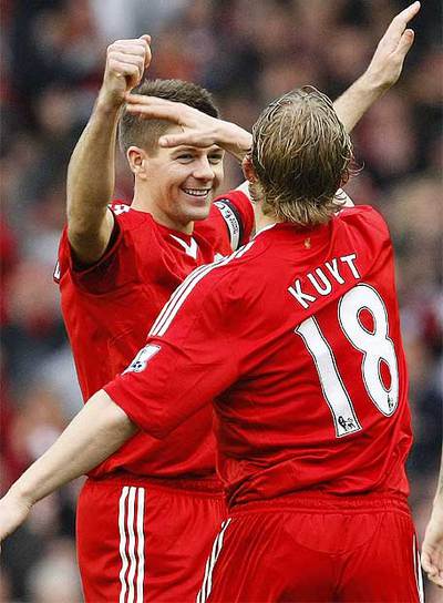 Gerrrard festeja un gol con su compañero Kuyt.