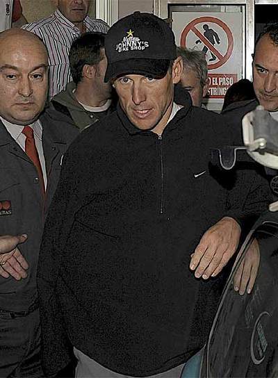 Lance Armstrong tras someterse a los cuidados médicos en el Hospital Clínico de Valladolid.