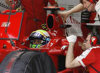 Massa observa la tabla de resultados desde su bólido.