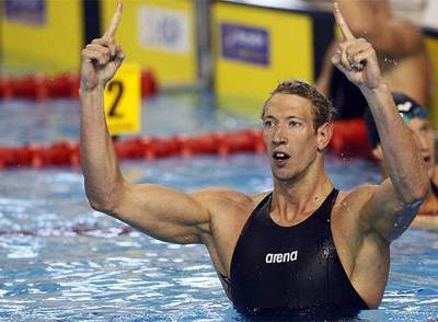 Alain Bernard celebra su récord del mundo.