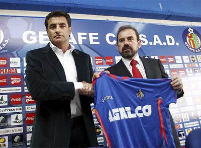 Míchel y Ángel Torres posan con la camiseta del Getafe durante la presentación del nuevo técnico.
