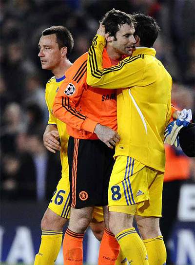 Frank Lampard felicita a Peter Cech tras el partido con el F.C. Barcelona, con Terry detrás.
