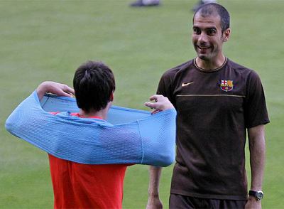 Pep Guardiola charla con Messi durante el entrenamiento.